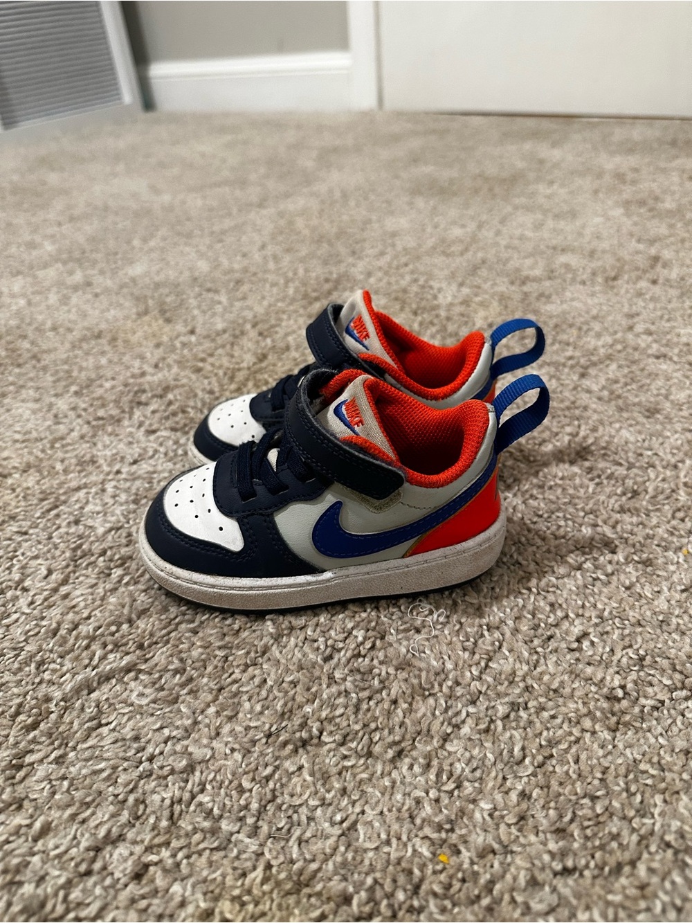 Nike Kids' Navy Blue and Red Low-Top Sneakers size 6c